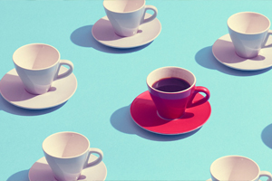 یک لیوان قهوه میان لیوانهای خالی- اشاره به ترک کافئین