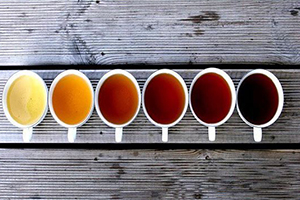چند لیوان چای با رنگ متفاوت- غلیظ تا رقیق 