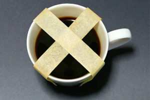 لیوانی از قهوه با علامت ضدربدر- نه به کافئین